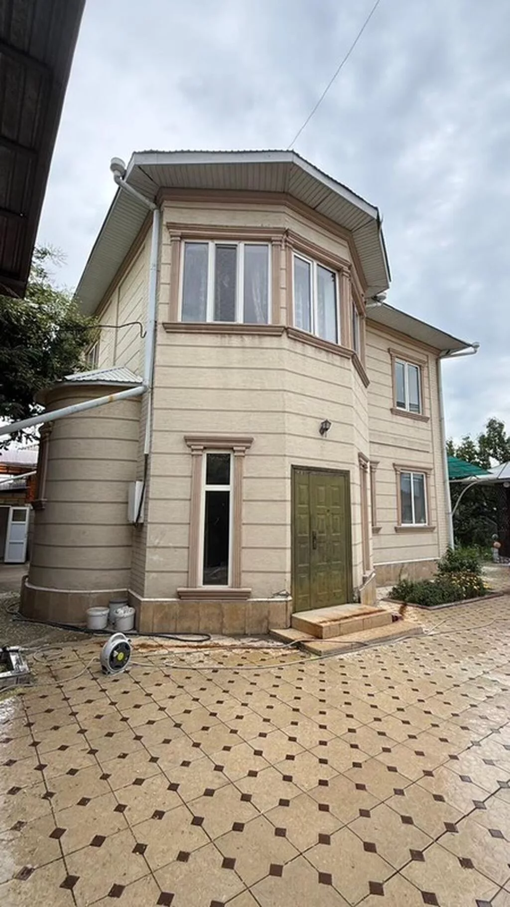350 м², 6 комнат и более
