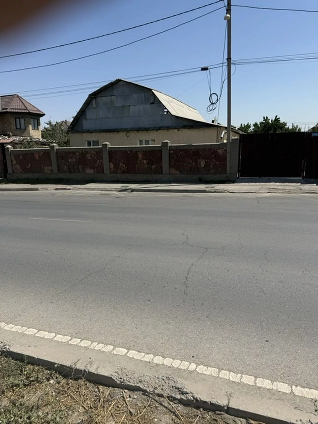 Продаётся жилой дом с ограждённым участком и выездом на