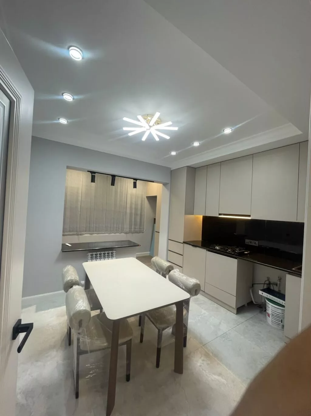 1 комната, 48 м², ул. Тоголок Молдо / Куренкеева 108 серия, 1 этаж, Дизайнерский ремонт