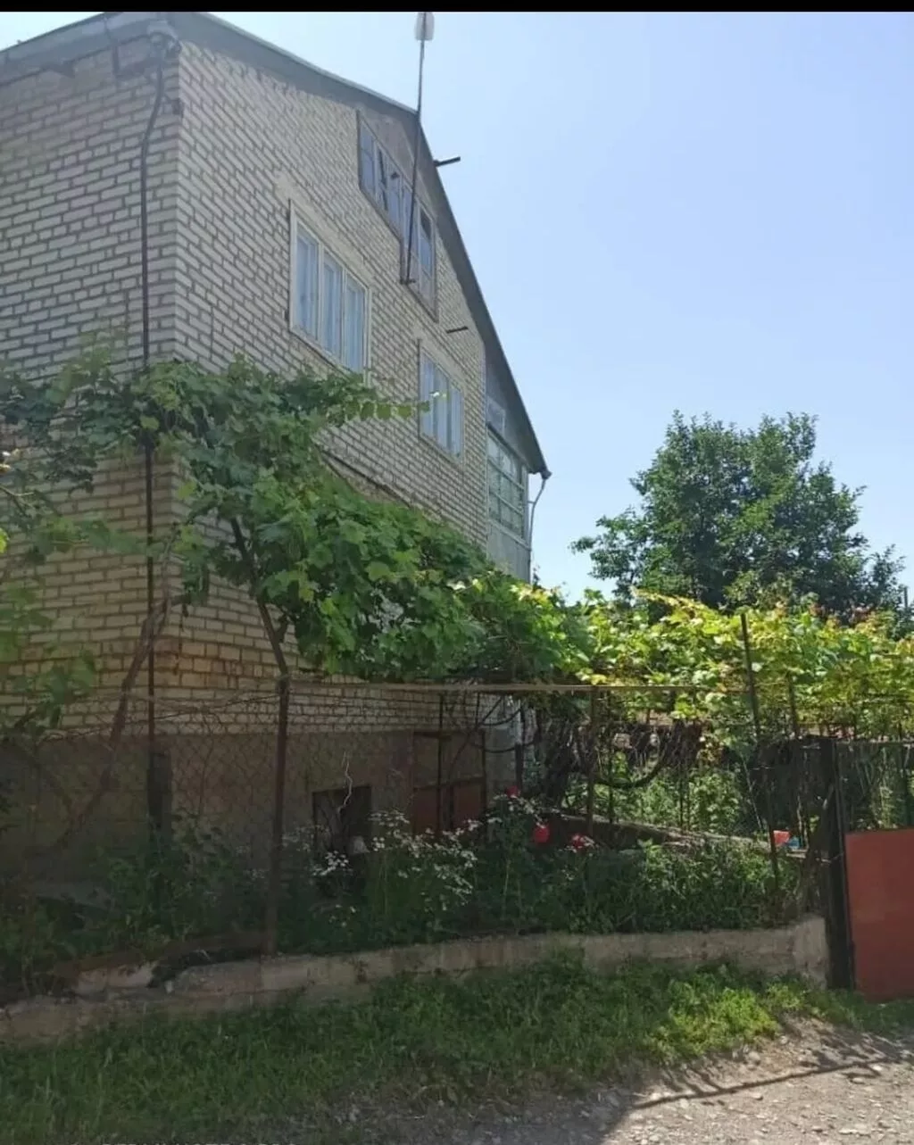 Участок почти 6 сот. Дом 3 этажа. 1-й этаж гараж на 2 машины с ямой