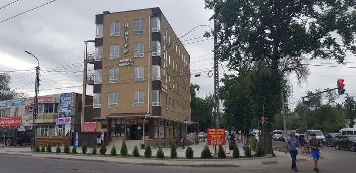 Аренда офисов, 33 м², В бизнес центре, 1 линия