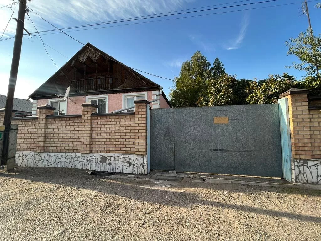 Продаётся 2х этажный дом в городе Токмокул.Крупская 41. Все условия