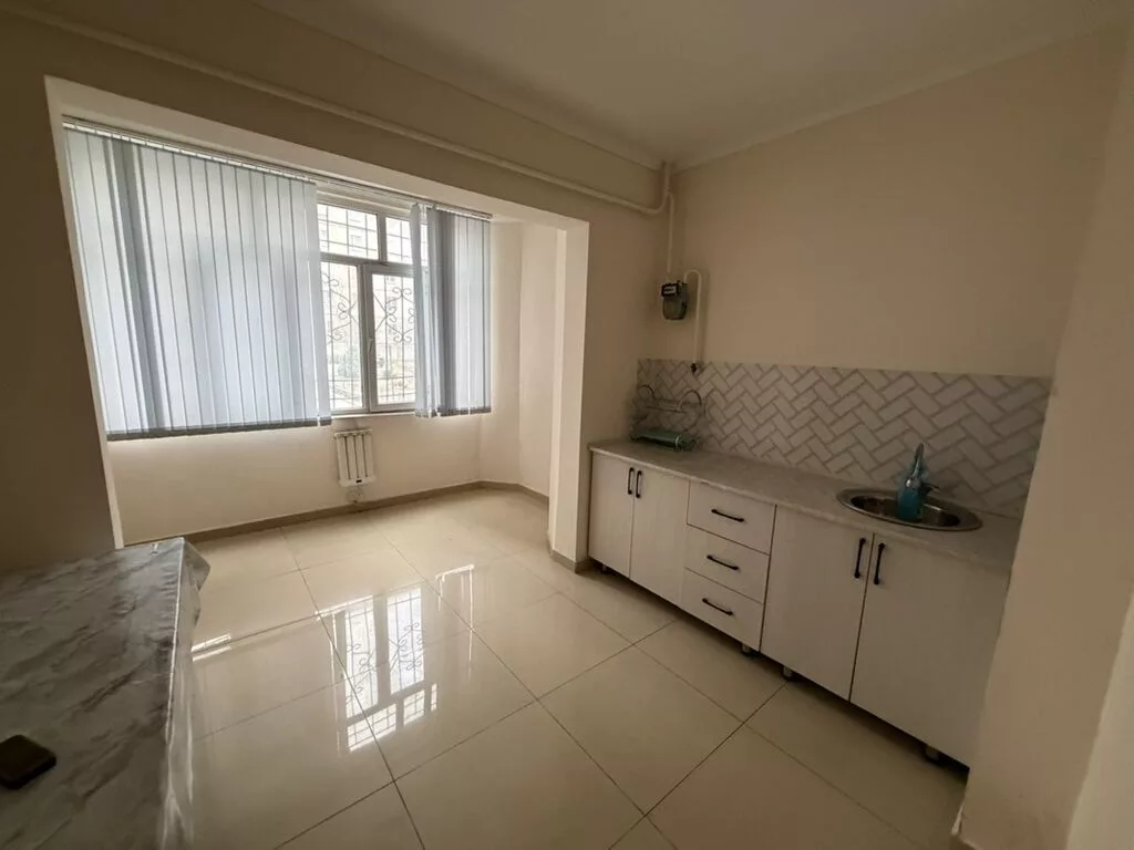 Аренда офисов, 140 м², В жилом комплексе, С отдельной кухней